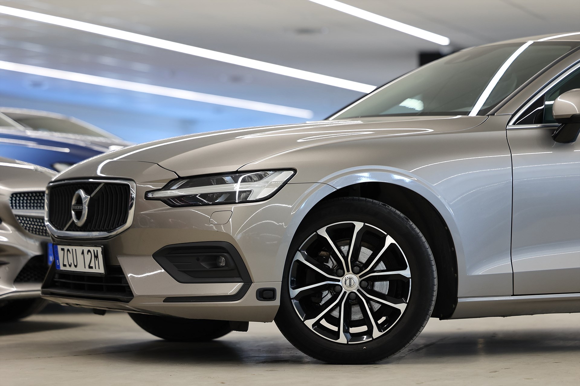 Volvo V60 B4 197hk Momentum H/K Värmare CarpPlay Drag B-Kamera