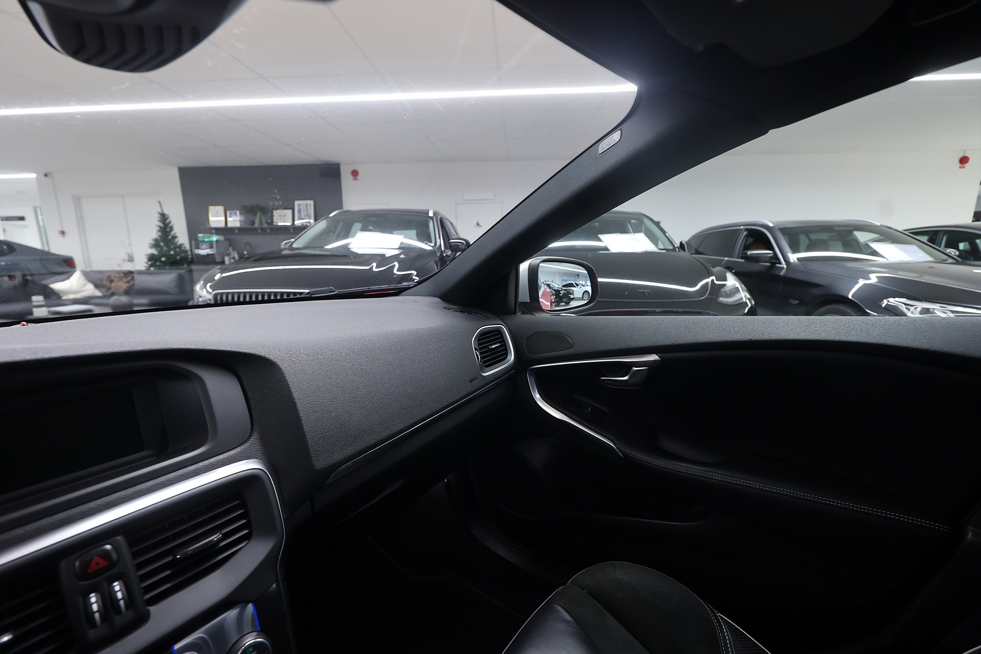 Volvo V40 D2 120hk R-Design Pano PDC Drag Värmare