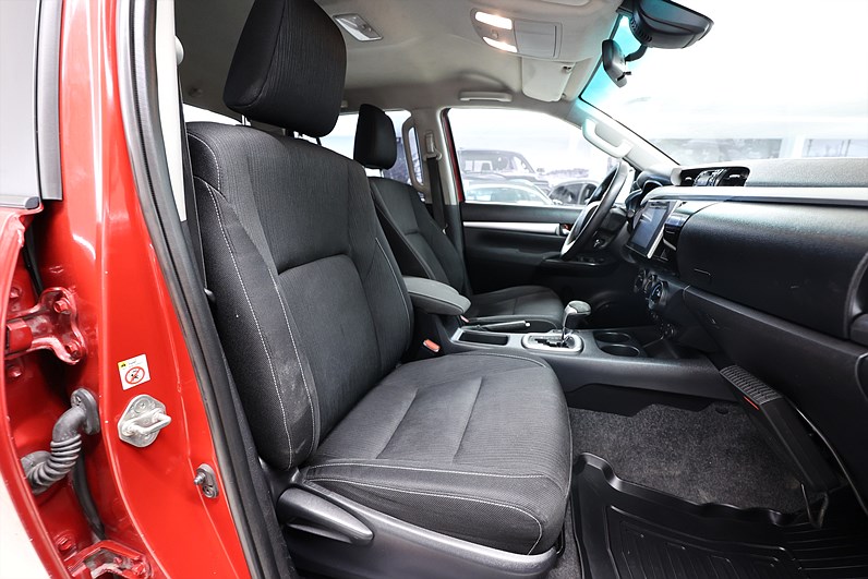Toyota Hilux 2.4 AWD 150hk Drag B-kamera Värmare MOMS