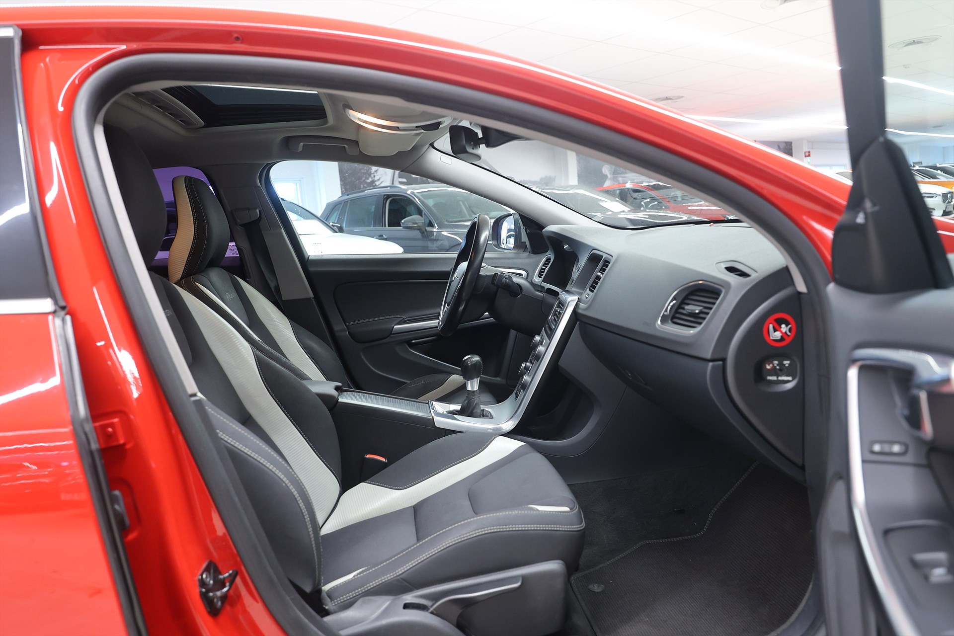 Volvo S60 T5 240hk R-Design Pano B-kamera Värmare
