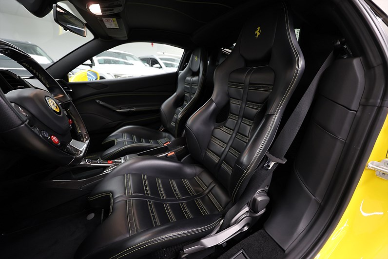 Ferrari 488 GTB 3.9 V8 670hk Kolfiber Giallo Svensksåld