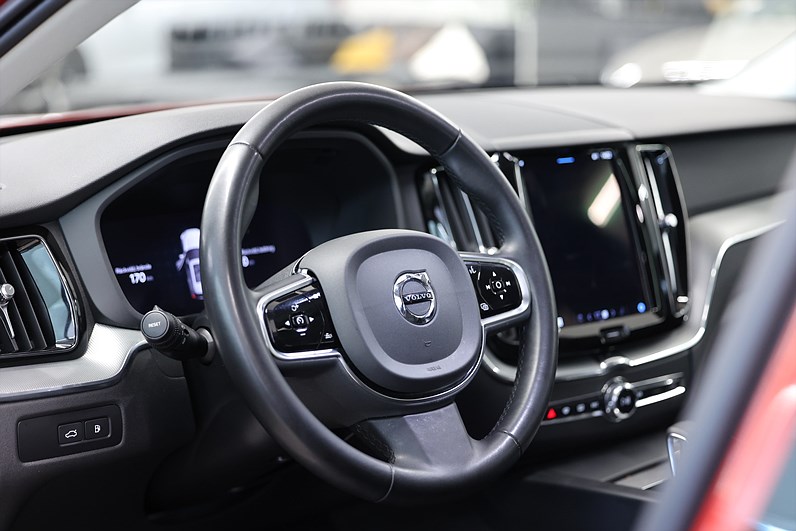 Volvo XC60 Recharge T6 AWD 350hk Plus Dark Pano Drag 360