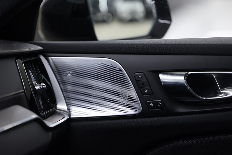 Volvo V60 Recharge T8 AWD 456hk R-Design B&W HUD Pano