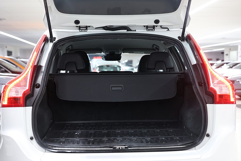 Volvo XC60 D4 AWD 181hk *Hjulkampanj!* Summum B-kamera Värmare