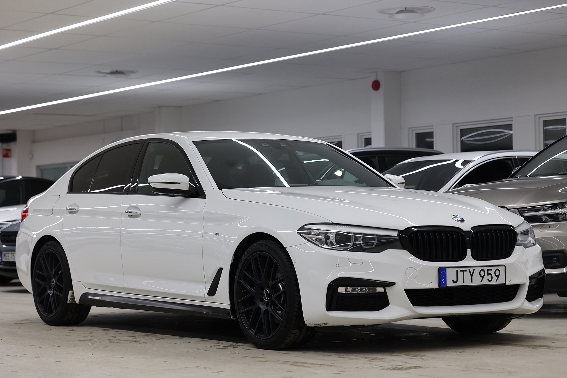 BMW 530i Sedan 252hk M Sport Shadow HiFi Drag