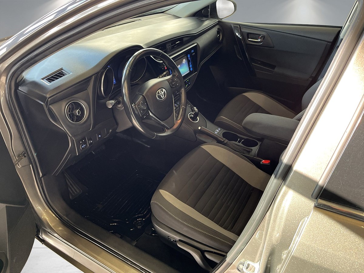 Toyota Auris Hybrid e-CVT, 136hk, 2017