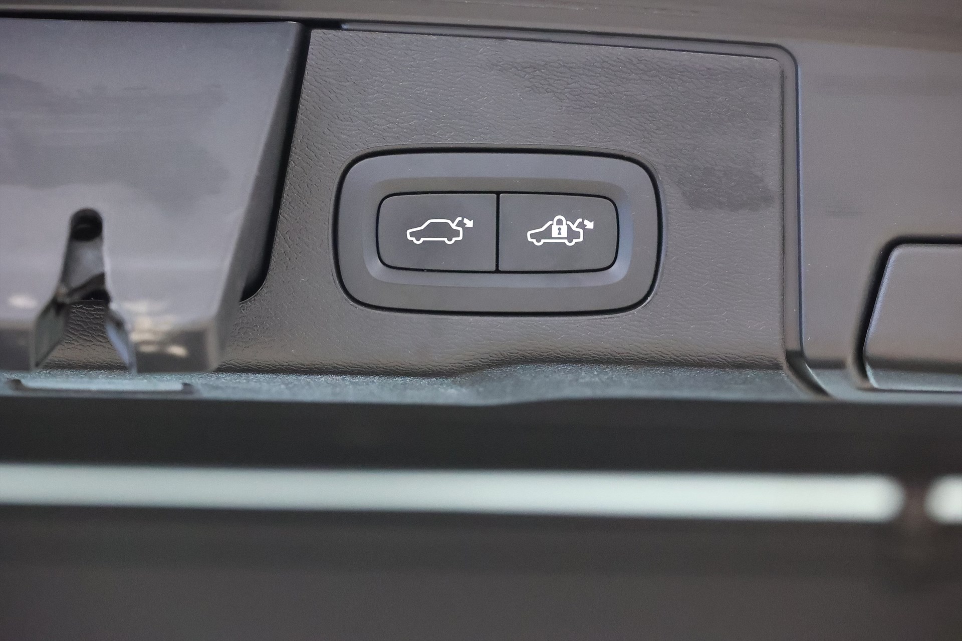 Volvo XC60 Recharge T6 AWD 350hk Core Pano Keyless Navi Drag