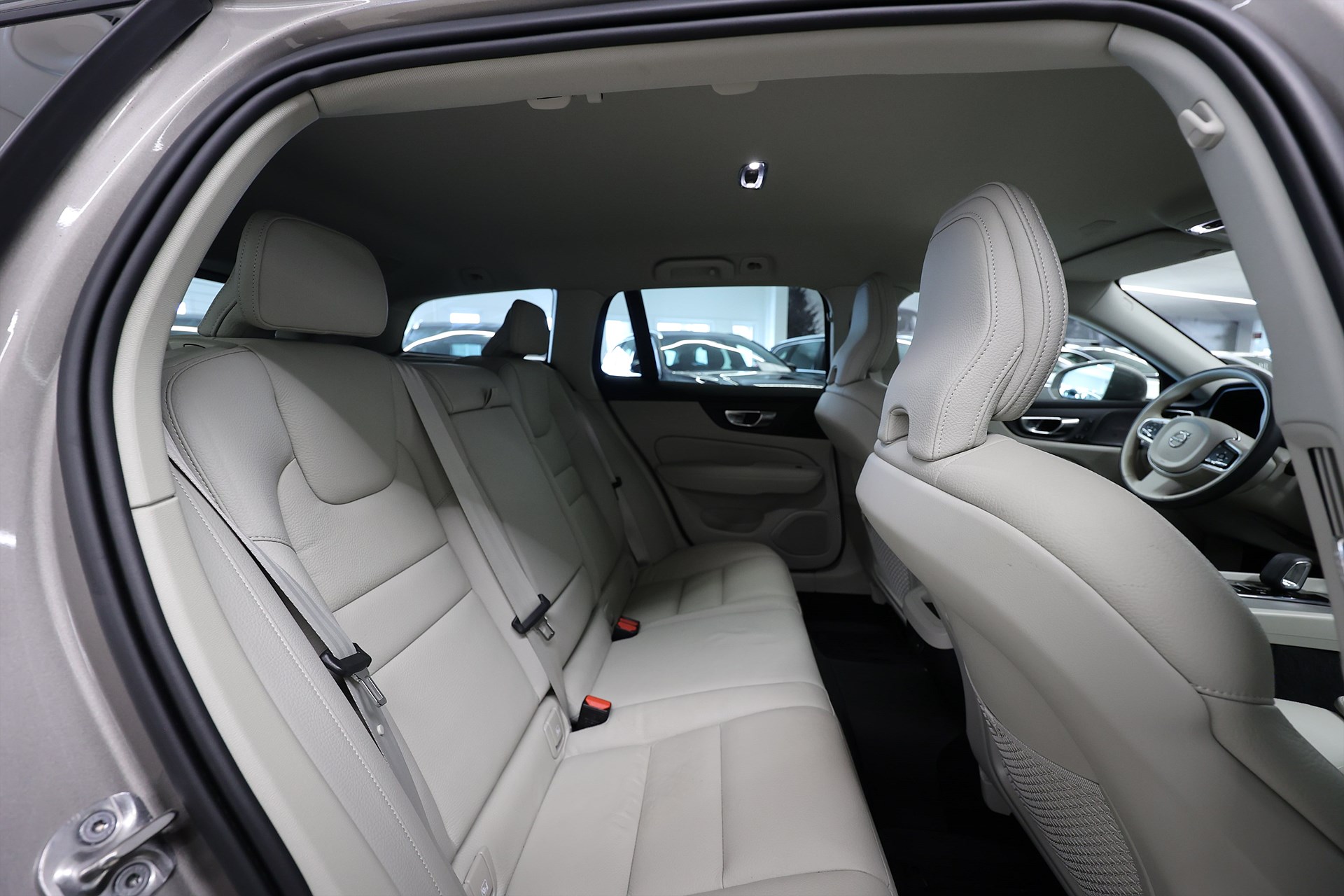 Volvo V60 Cross Country B4 Momentum H/K B-Kamera Skinn Keyless