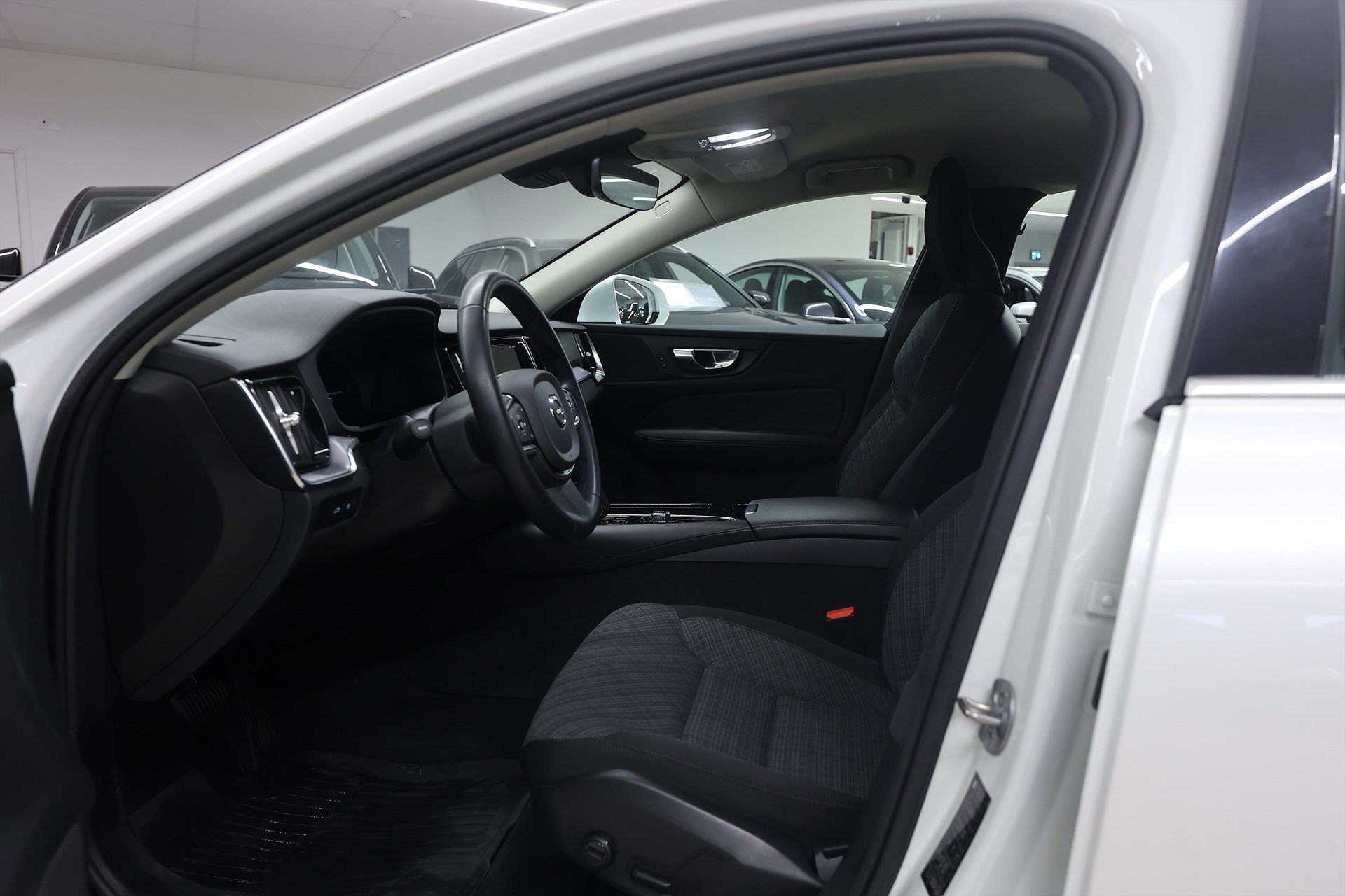 Volvo V60 Recharge T6 AWD 350hk Core Drag B-kamera Keyless