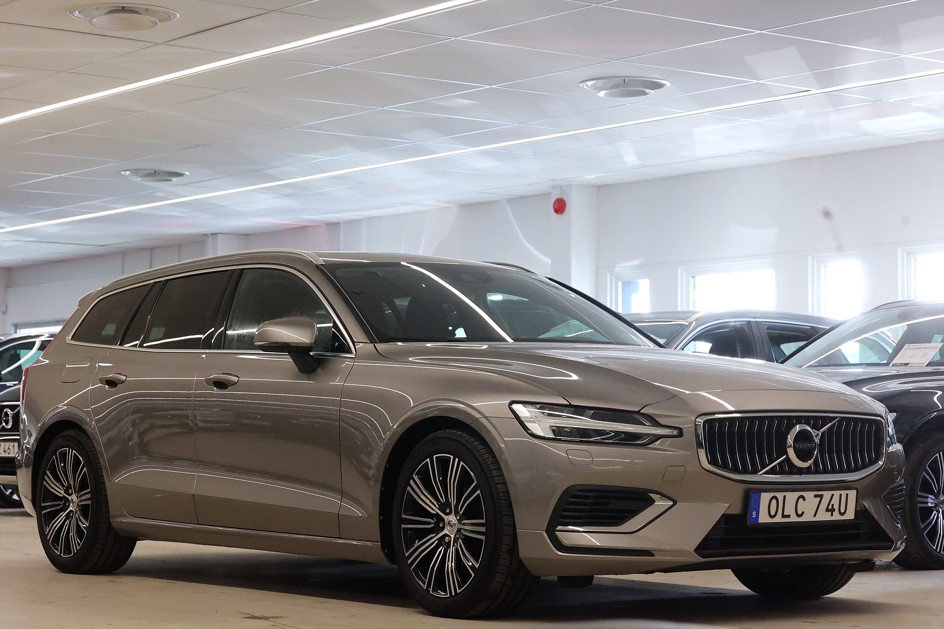 Volvo V60 Recharge T6 AWD 340hk Momentum Pano H/K Keyless