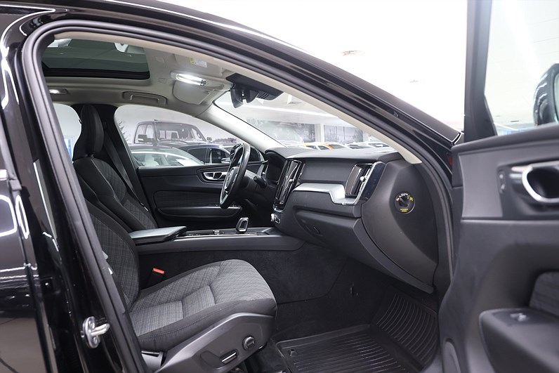 Volvo XC60 Recharge T6 AWD 350hk Core Pano Drag