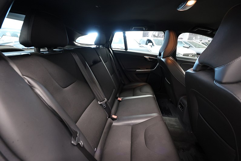 Volvo V60 D5 AWD Plug-in AWD Momentum B-Kamera Drag