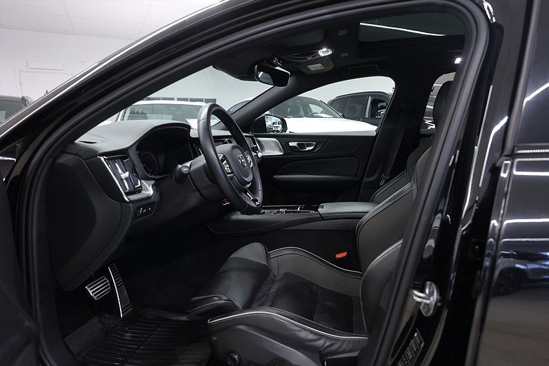 Volvo V60 Recharge T8 AWD 456hk R-Design B&W HUD Pano