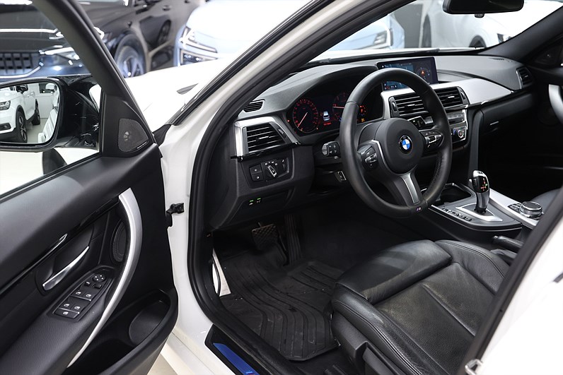 BMW 320d xDrive Touring 190hk *Hjulkampanj!* M Sport Pano HUD H/K Keyless Drag
