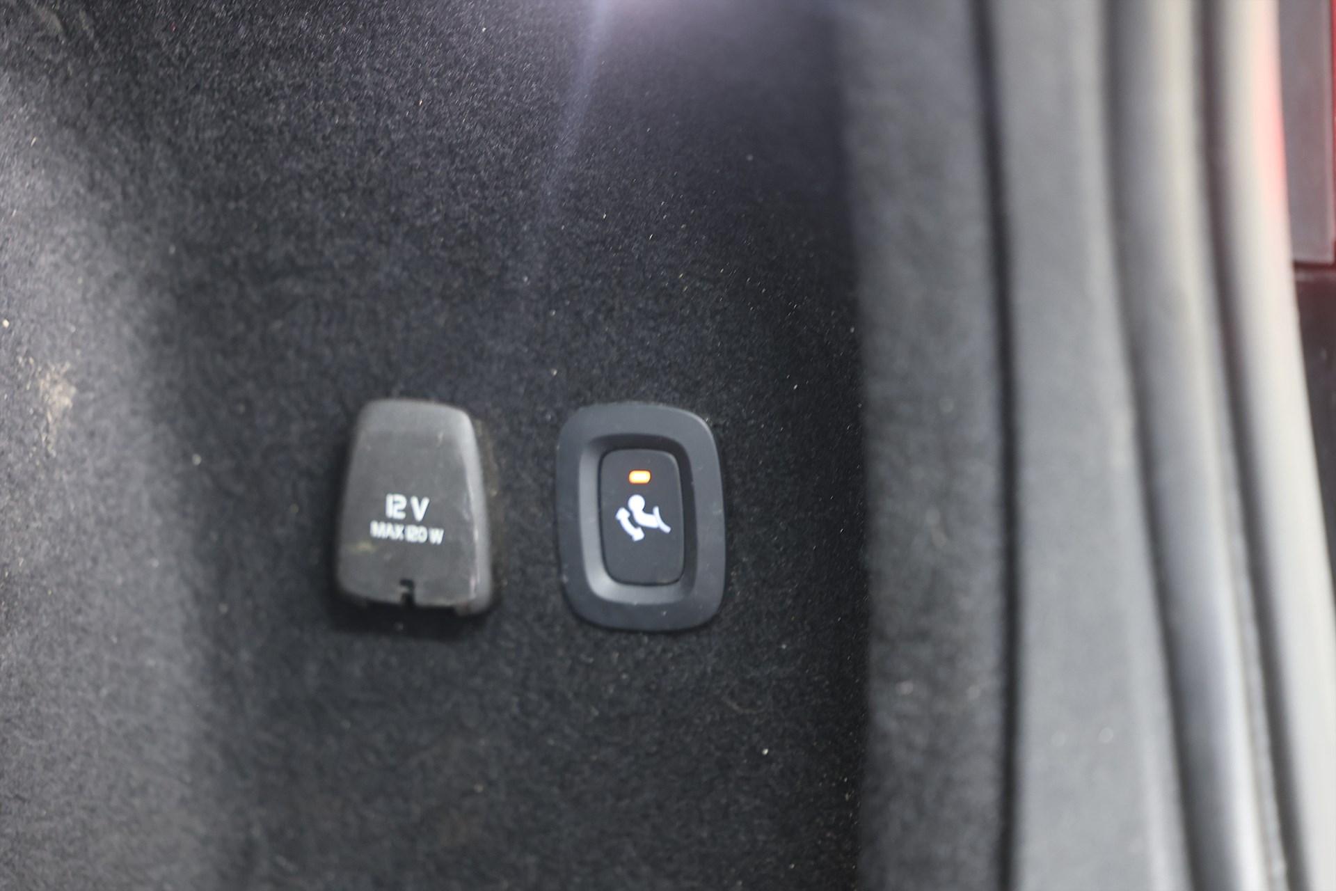 Volvo V60 Recharge T8 AWD 456hk R-Design B&W HUD Pano