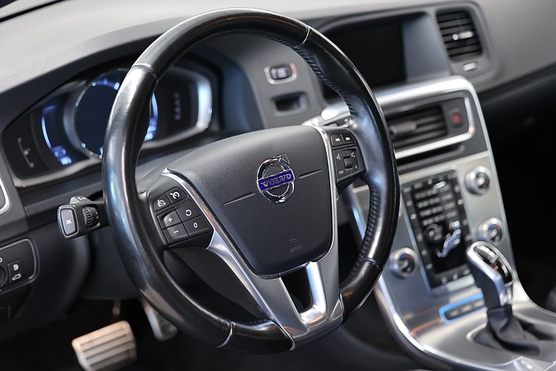 Volvo V60 D5 AWD Plug-in AWD Momentum B-Kamera Drag