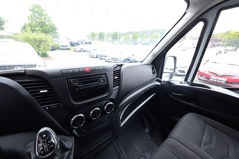 Iveco Daily 35-130 Skåpbil 2.3 JTD Hi-Matic 126hk Värmare 3 sits