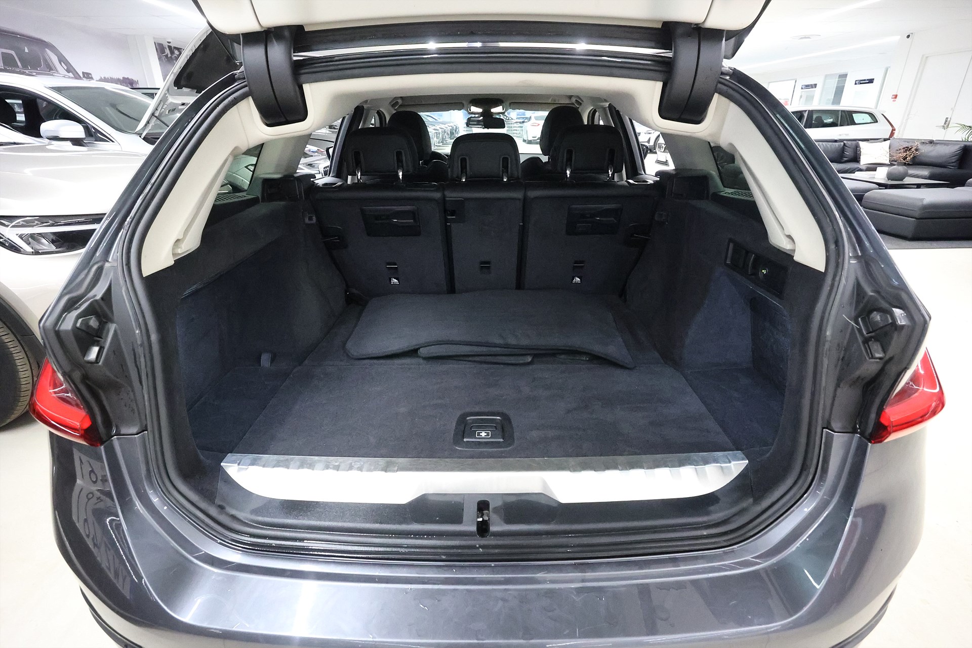 BMW 330e xDrive Touring 292hk Sport Line Shadow Navi Läder Drag