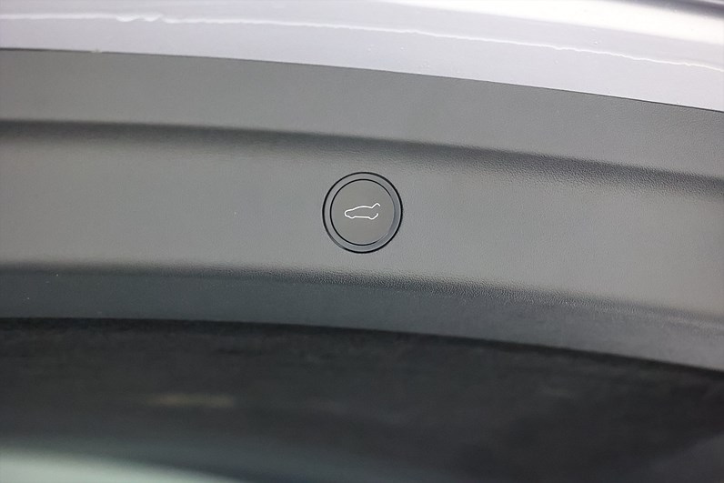 Tesla Model Y Long Range AWD 514hk Pano Navi Läder