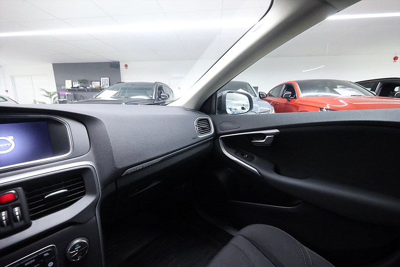 Volvo V40 Cross Country T3 152hk Kinetic Värmare LED Navi