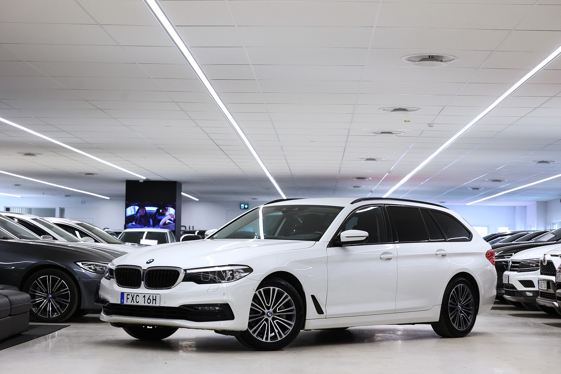 BMW 530i Touring 252hk Sport Line Shadow Hifi B-kamera Drag