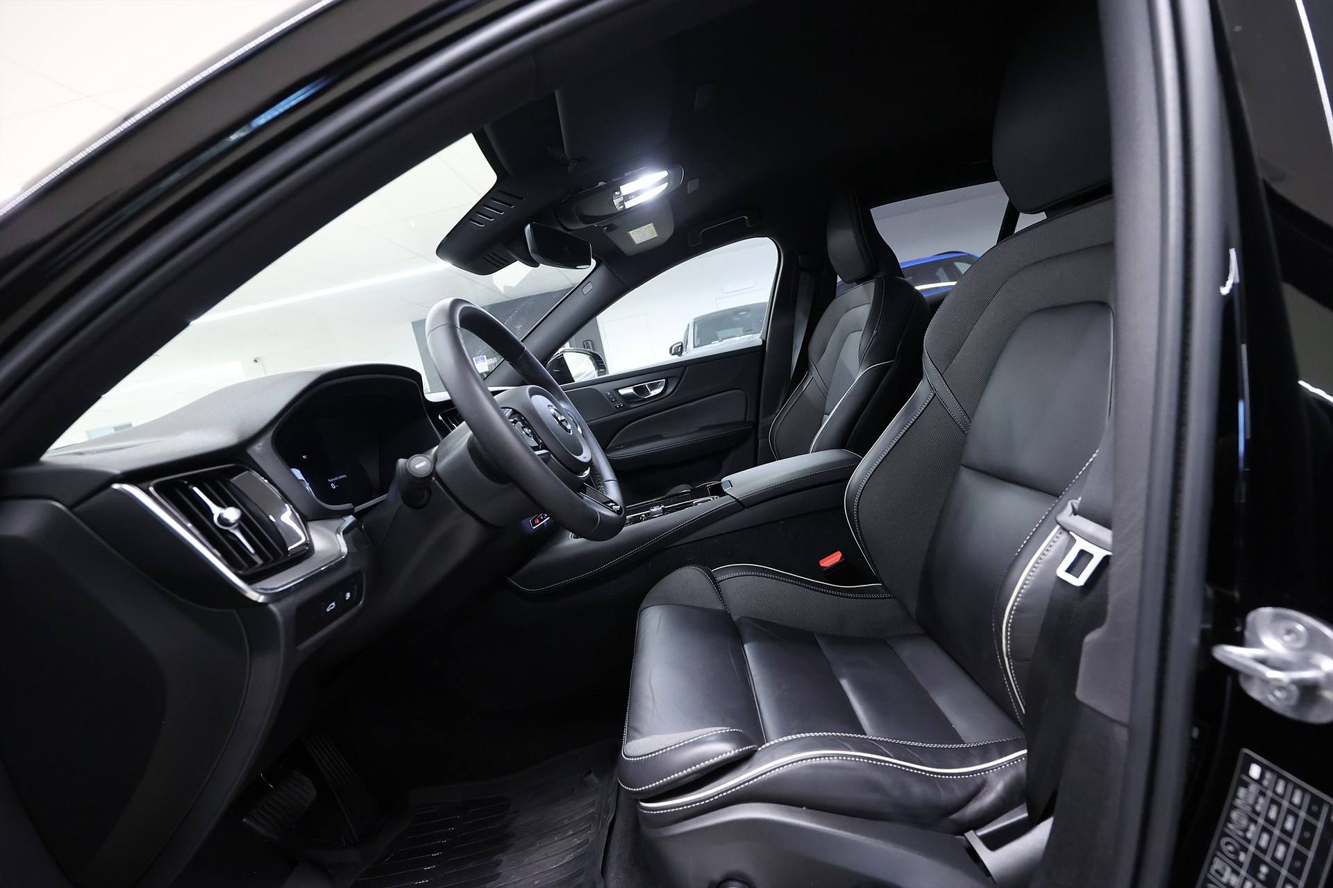 Volvo V60 Recharge T6 AWD 350hk Plus Dark Värmare B-kamera Navi