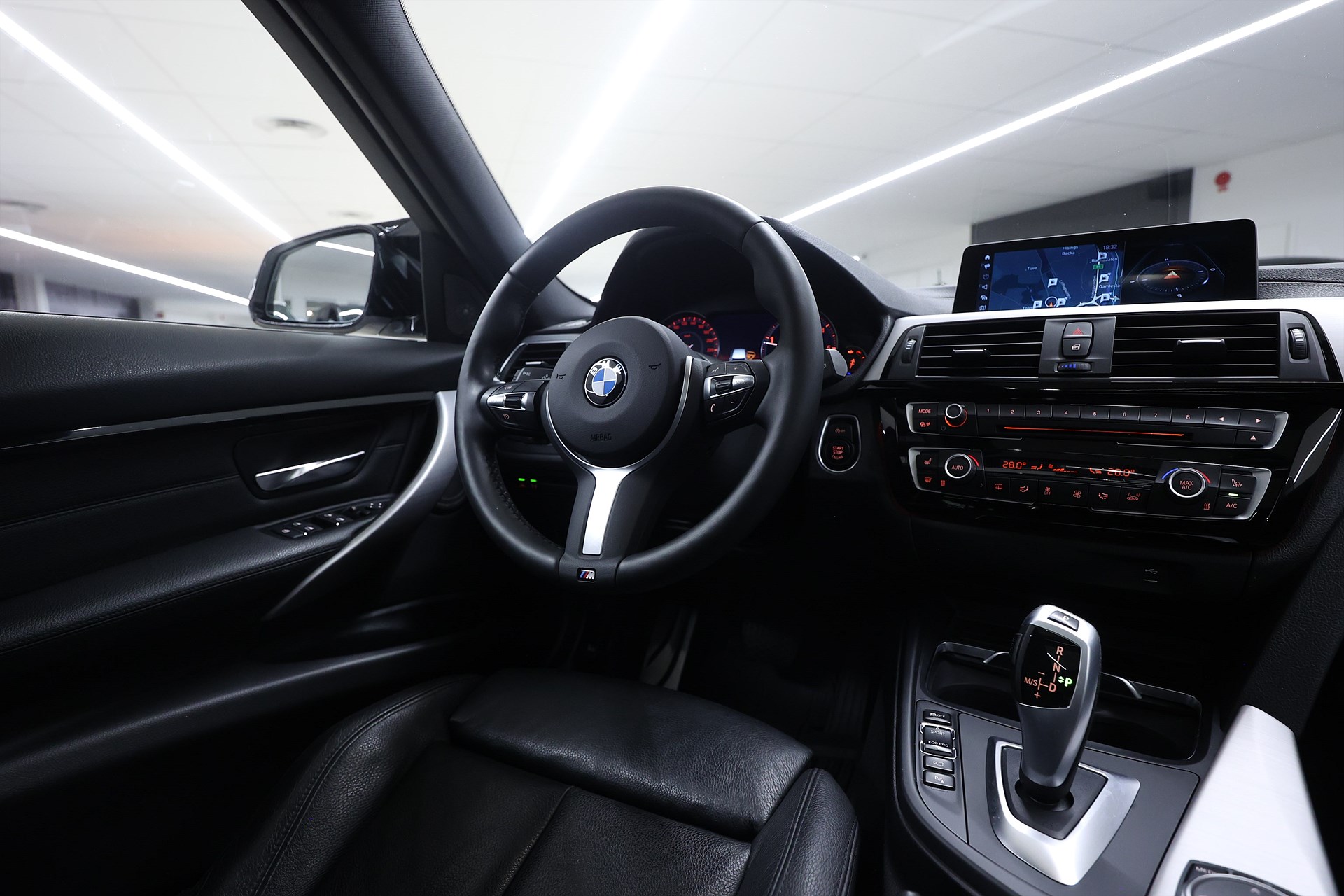 BMW 320d xDrive Touring 190hk *Hjulkampanj!* M Sport Pano HUD H/K Keyless Drag