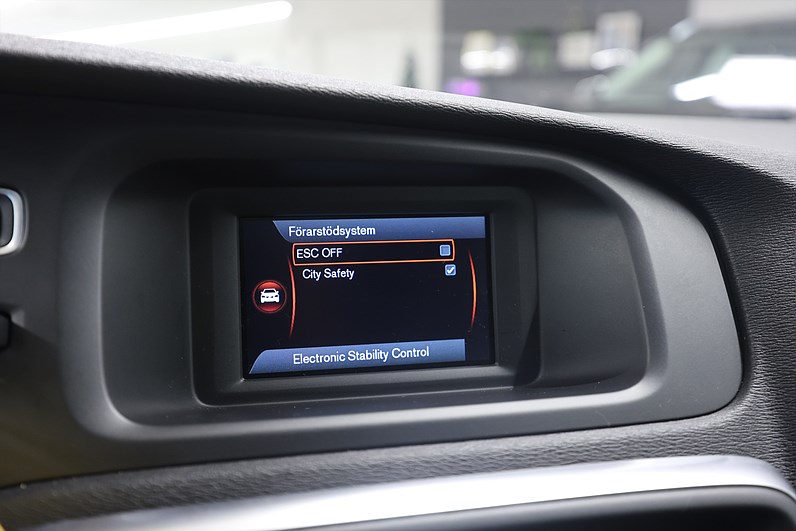 Volvo V40 D2 120hk R-Design Pano PDC Drag Värmare