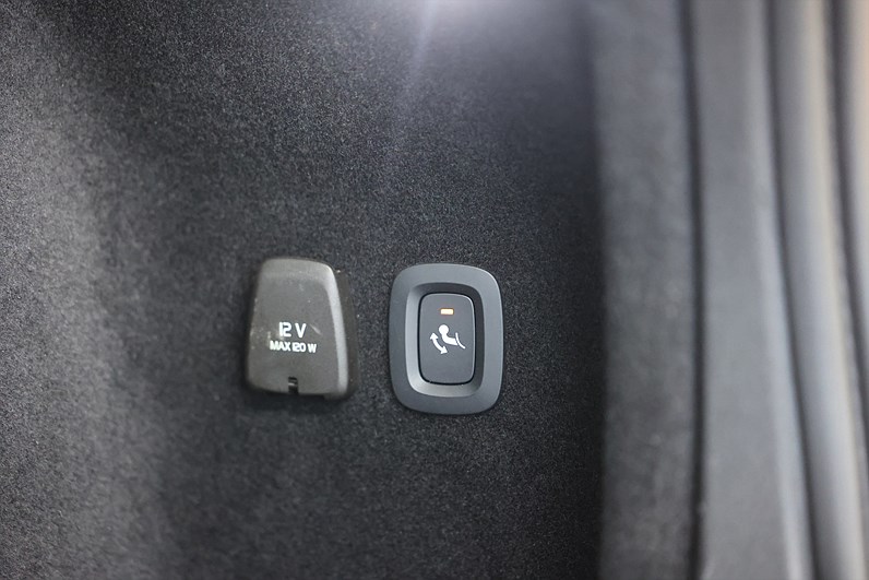 Volvo V60 Recharge T6 AWD 340hk Momentum Pano H/K Keyless