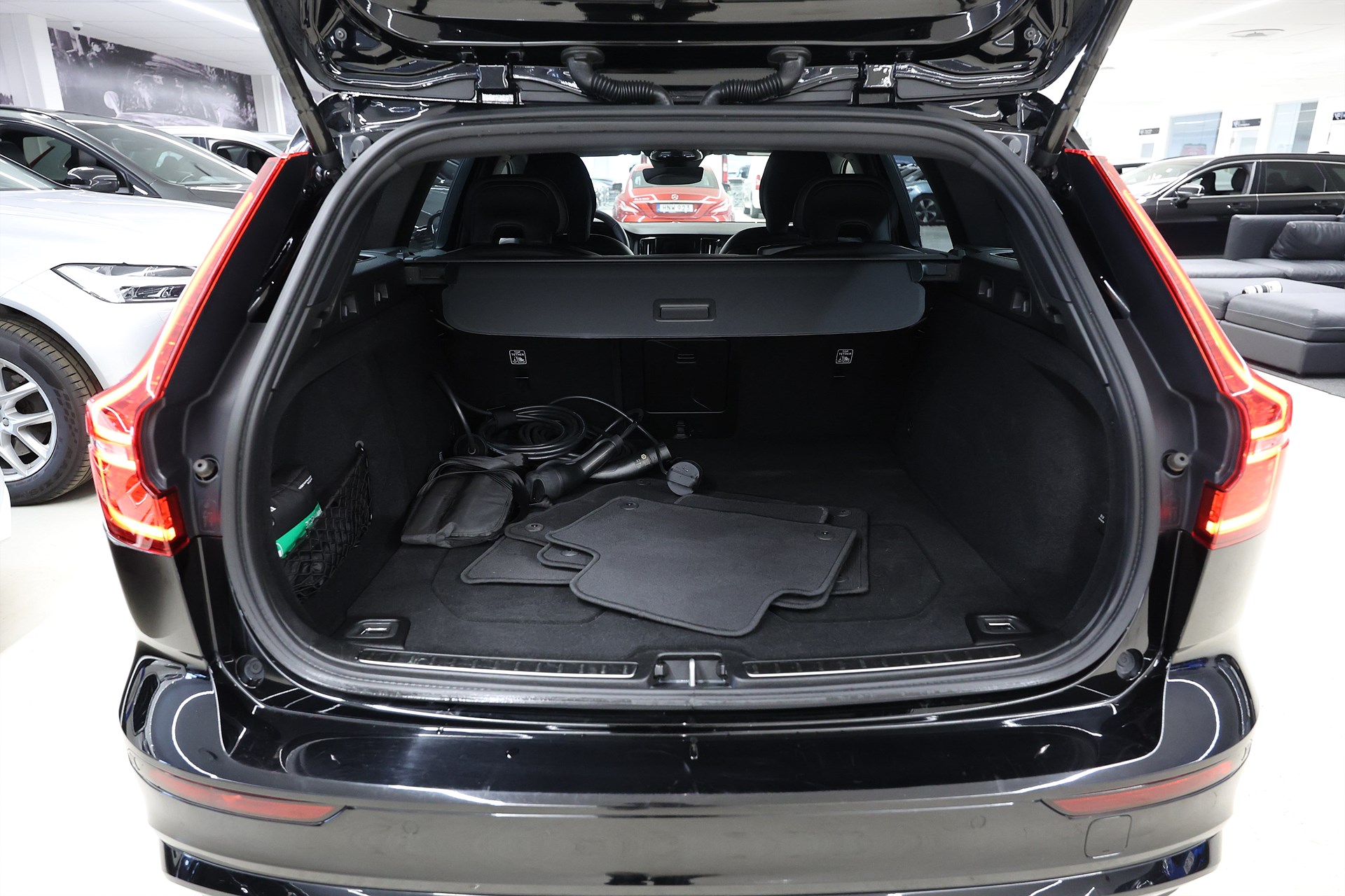 Volvo V60 Recharge T6 AWD 350hk Plus Dark Värmare B-kamera Navi