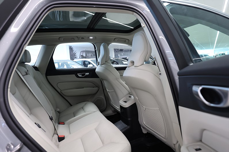 Volvo XC60 Recharge T6 AWD 350hk Core Pano Läder Värmare