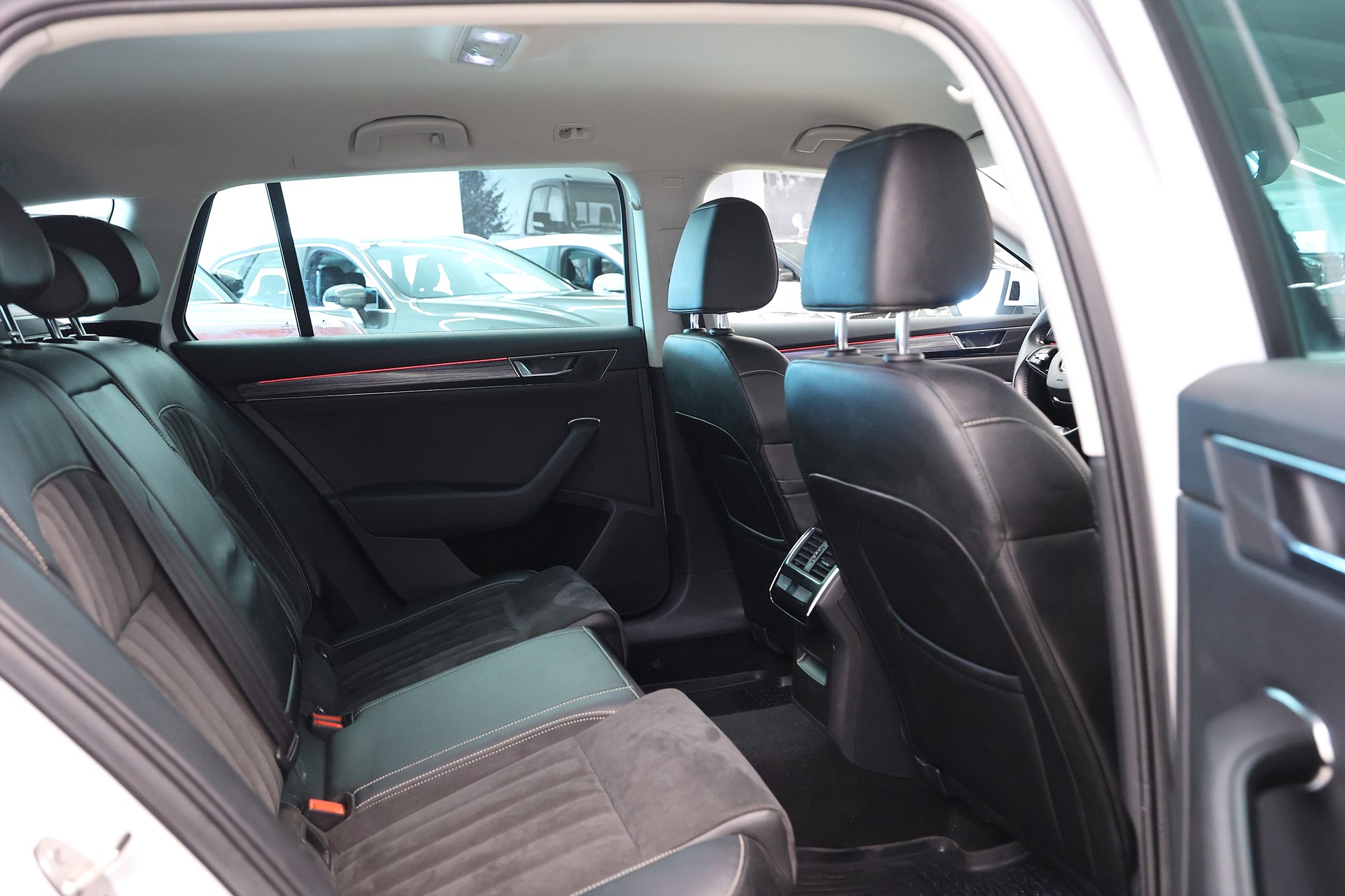 Skoda Superb iV Kombi 1.4 TSI 218hk Business Edt. Canton Drag