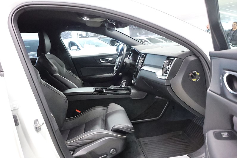 Volvo V60 Recharge T6 AWD 340hk R-Design B-kamera Värmare