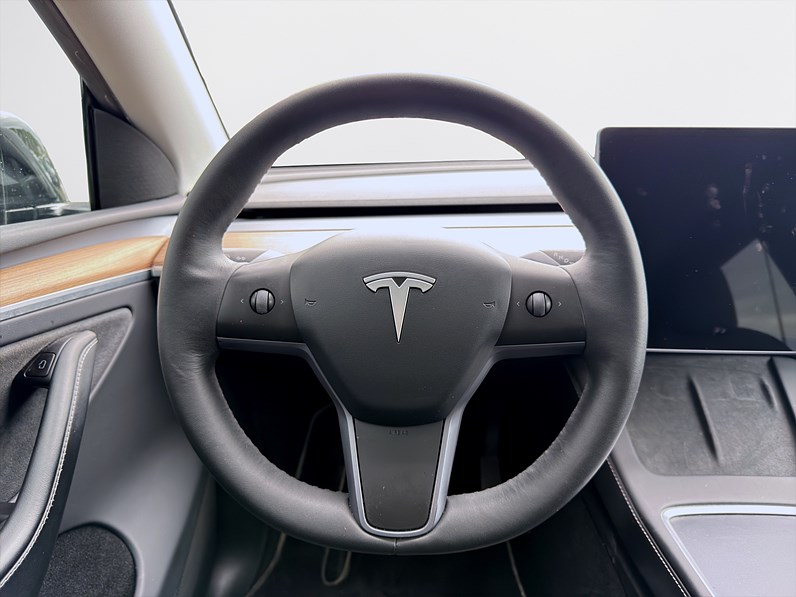 Tesla Model Y Long Range AWD 514hk Pano Läder Navi B-Kamera