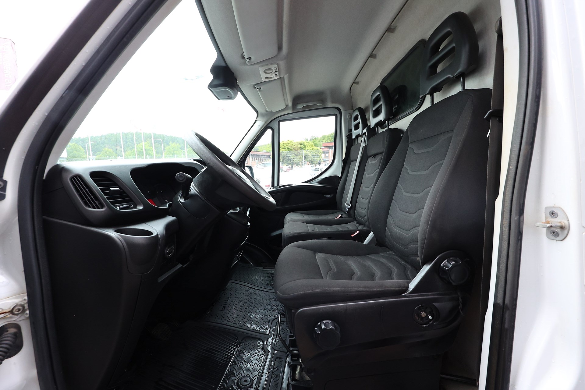Iveco Daily 35-130 Skåpbil 2.3 JTD Hi-Matic 126hk Värmare 3 sits
