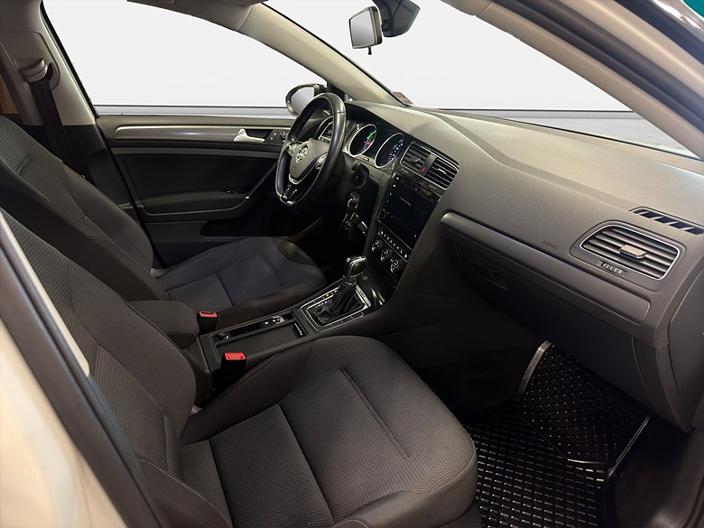 Volkswagen e-Golf, värmepump, SOH 91,1%, Kamera, Navi 2019, vit – bild 20 av 21, begagnad hos Niber i Järfälla