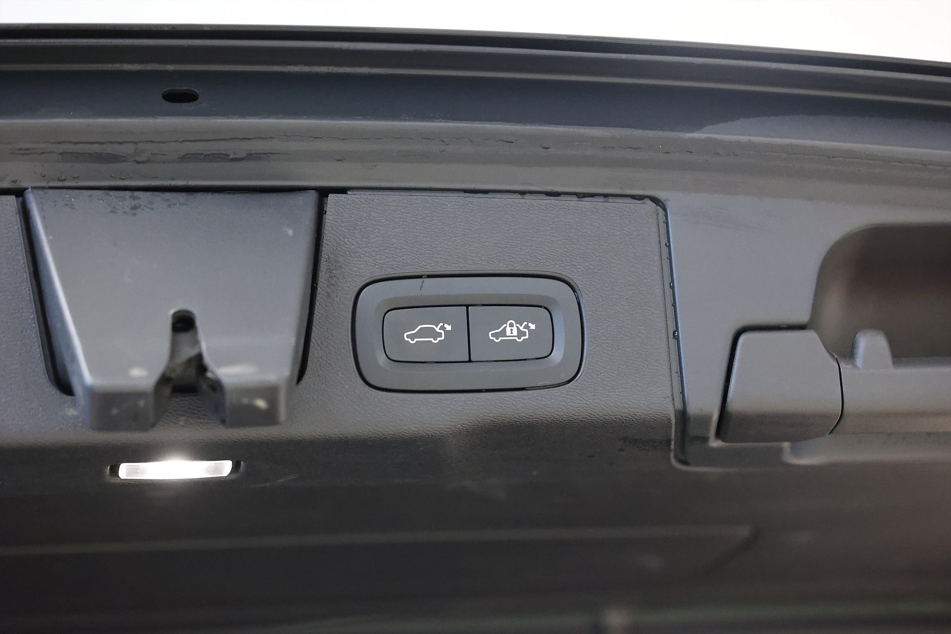 Volvo XC60 Recharge T6 AWD 340hk Momentum Pano Navi Drag