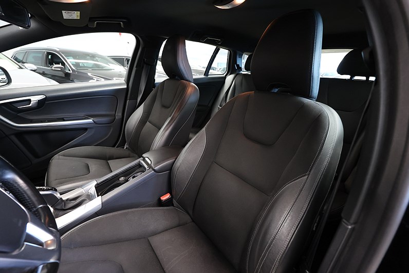 Volvo V60 D5 AWD Plug-in AWD Momentum B-Kamera Drag