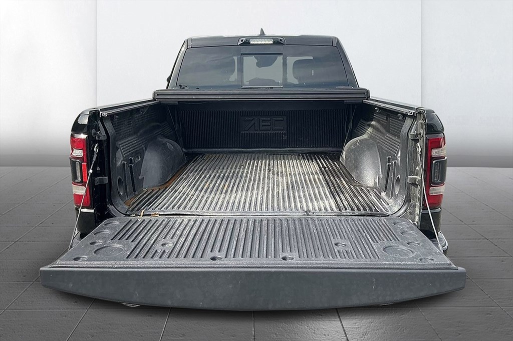 RAM 1500 Laramie Night Crew Cab 5.7 V8 HEMI 4x4 Drag 360° Skinn MOMS 395hk – bild 6 av 13