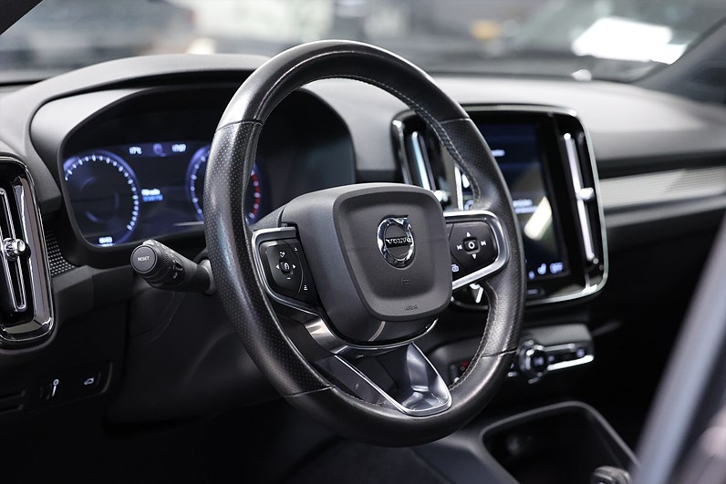 Volvo XC40 T2 129hk *Hjulkampanj!* R-Design Drag Navi VOC Keyless