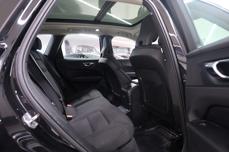 Volvo XC60 Recharge T6 AWD 340hk Momentum Pano Drag