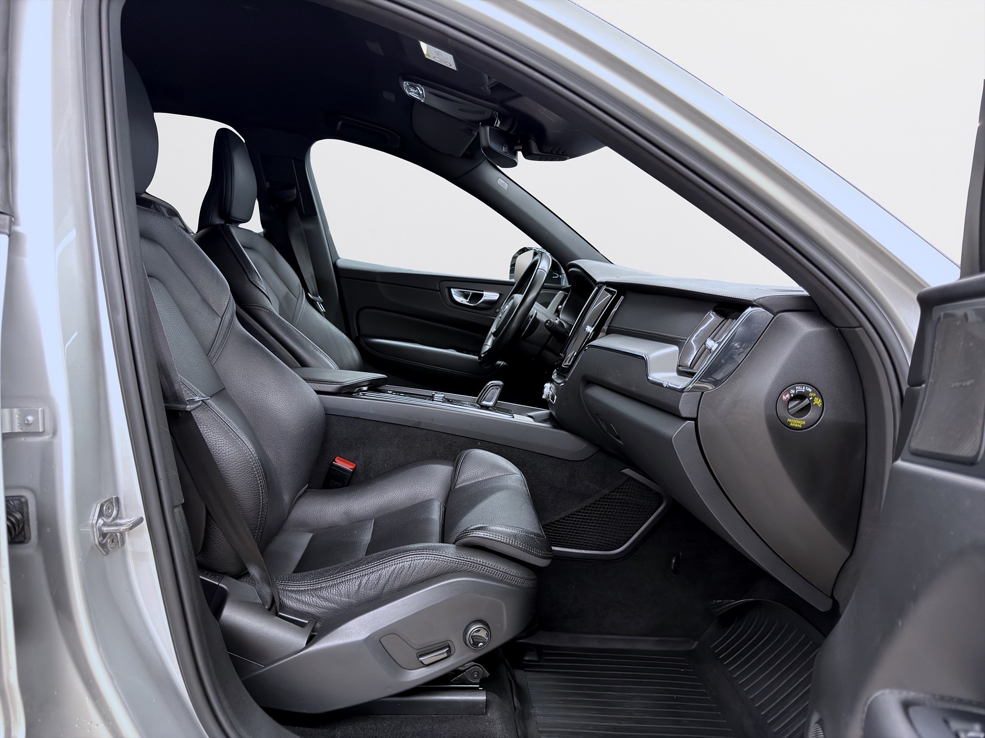 Volvo XC60 B4 AWD 197hk R-Design H/K Drag B-Kamera Läder