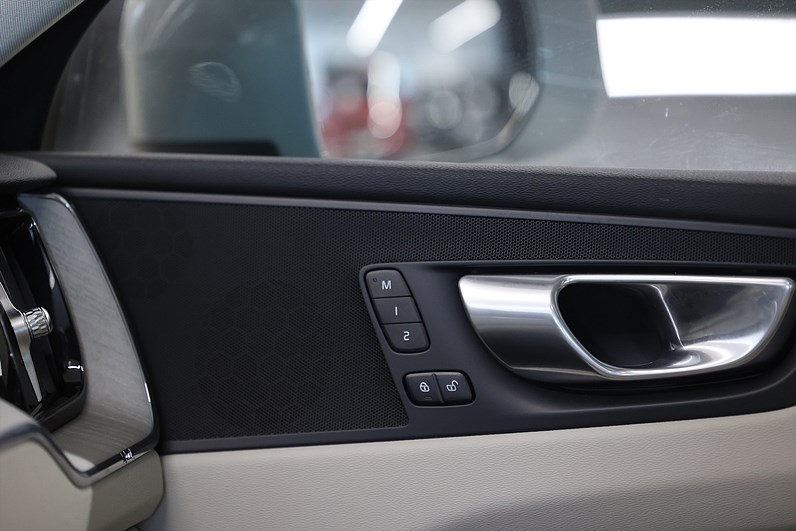 Volvo XC60 Recharge T6 AWD 350hk Core Pano Läder Värmare