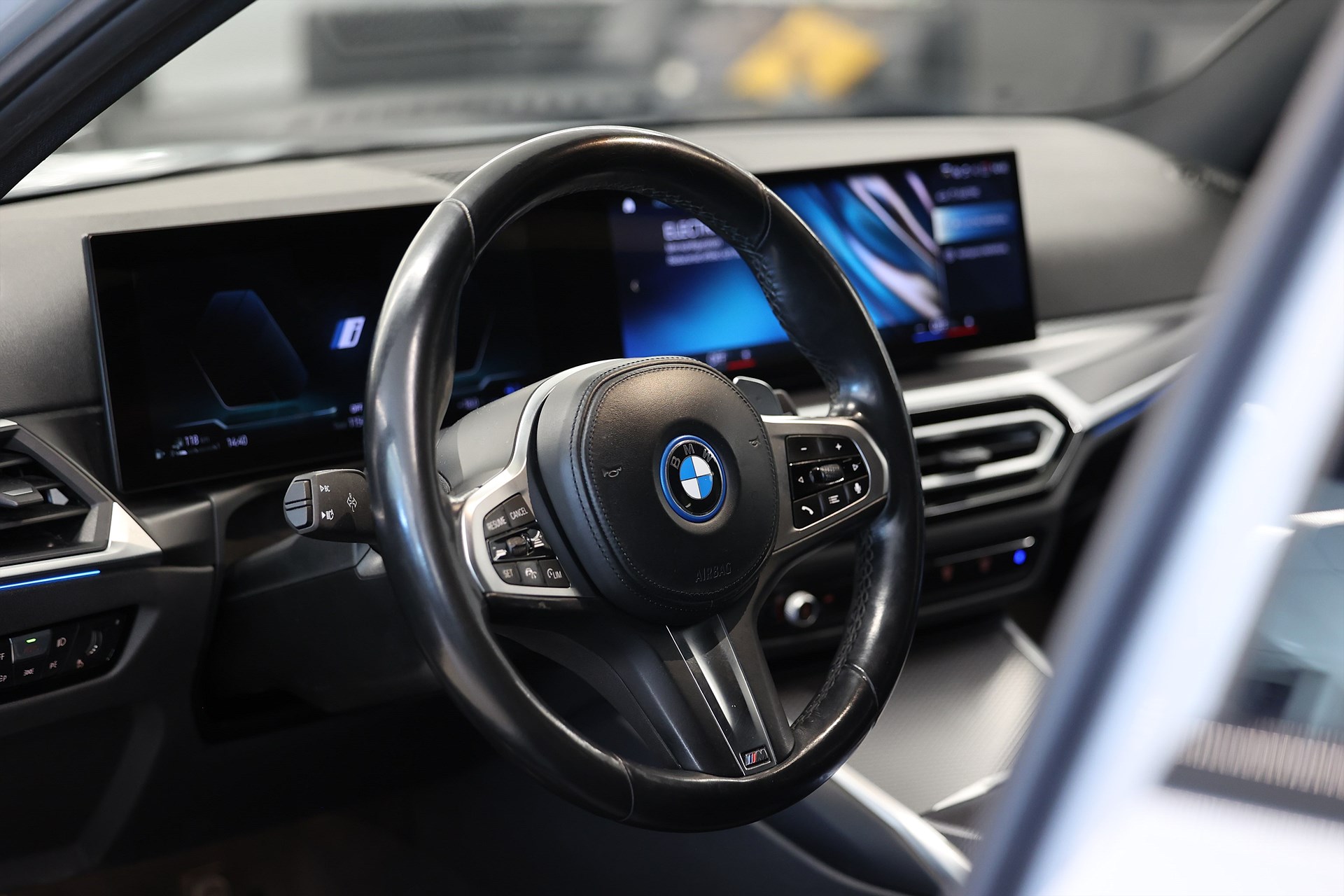 BMW 330e xDrive Touring M Sport Individual Shadow Line Drag Carplay