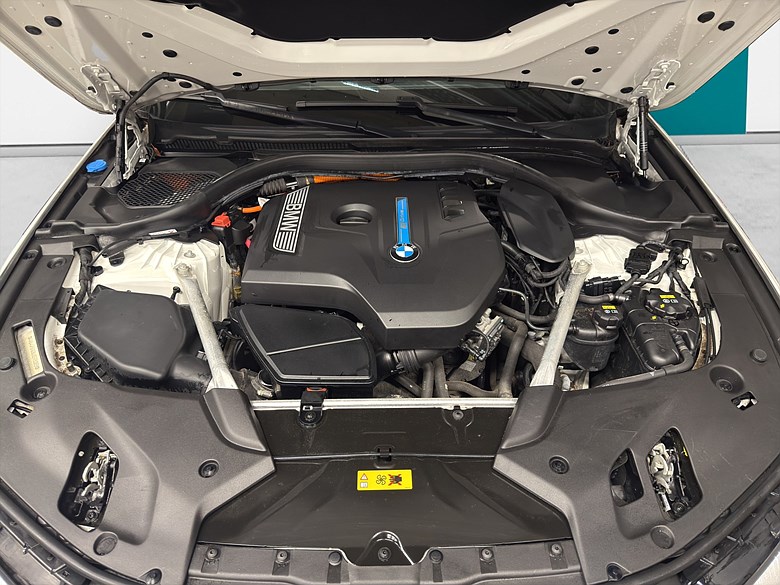 BMW 530e xDrive, Sportline, 2 brukare, Nyservad 2020, vit – bild 21 av 23, begagnad hos Niber i Järfälla