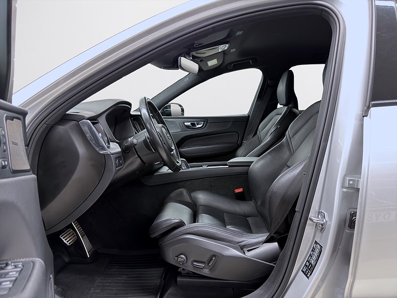 Volvo XC60 B4 AWD 197hk R-Design H/K Drag B-Kamera Läder