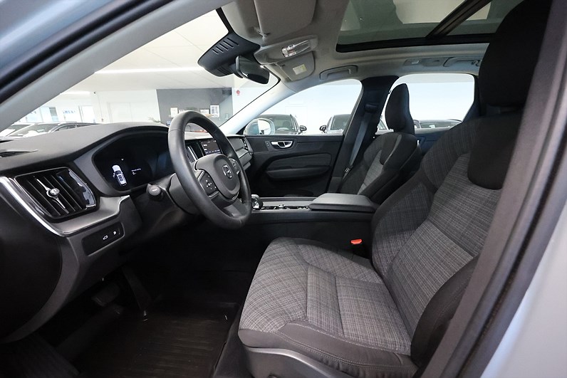 Volvo XC60 Recharge T6 AWD 350hk Core Pano Keyless Navi Drag