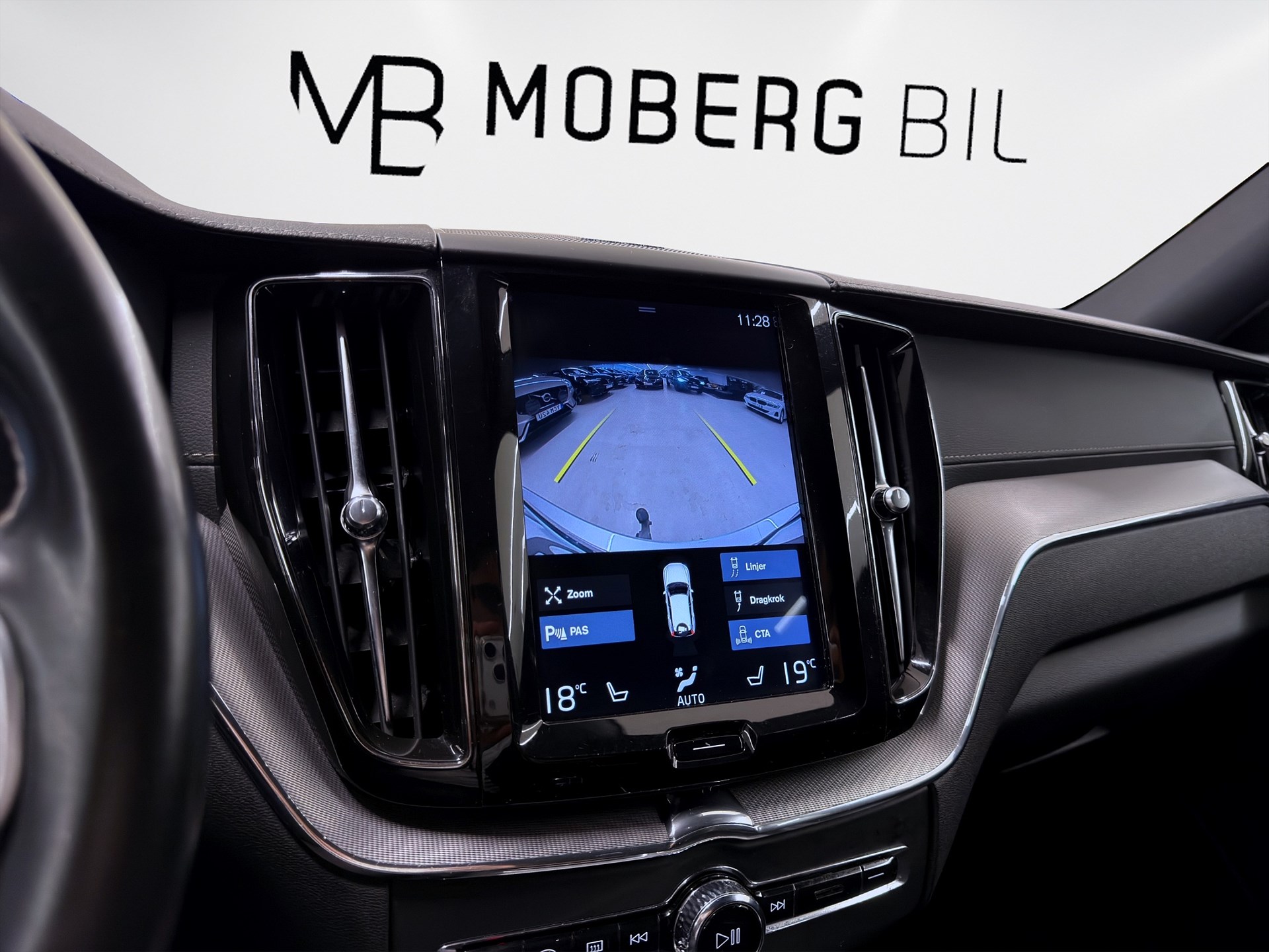 Volvo XC60 B4 AWD 197hk R-Design H/K Drag B-Kamera Läder