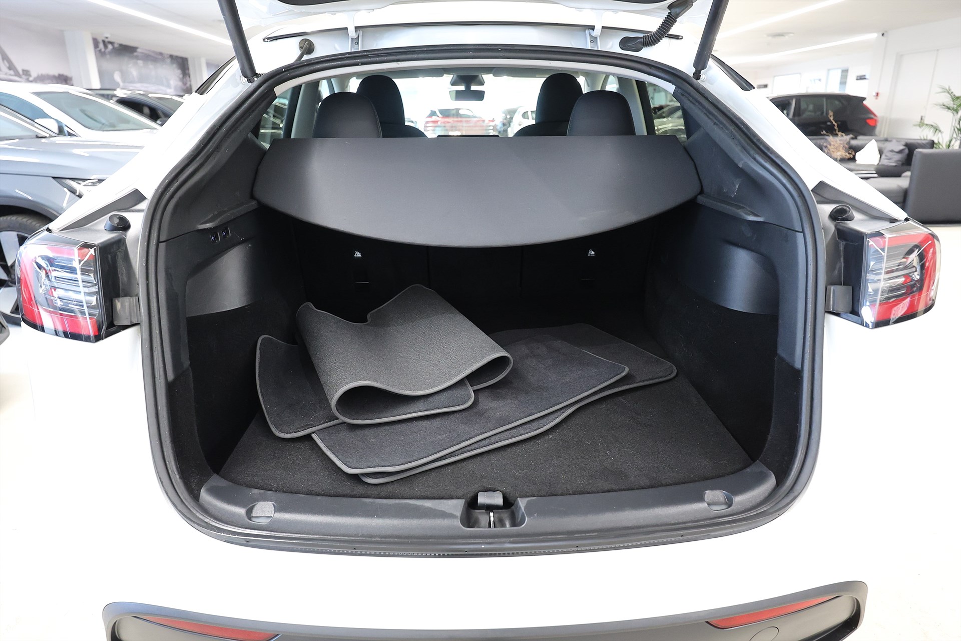 Tesla Model Y Standard Range 299hk Pano Läder Navi Drag B-Kamera