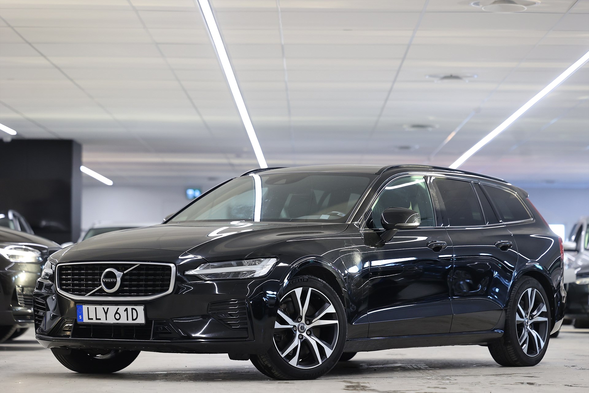 Volvo V60 Recharge T8 AWD 392hk R-Design Pano Drag Navi